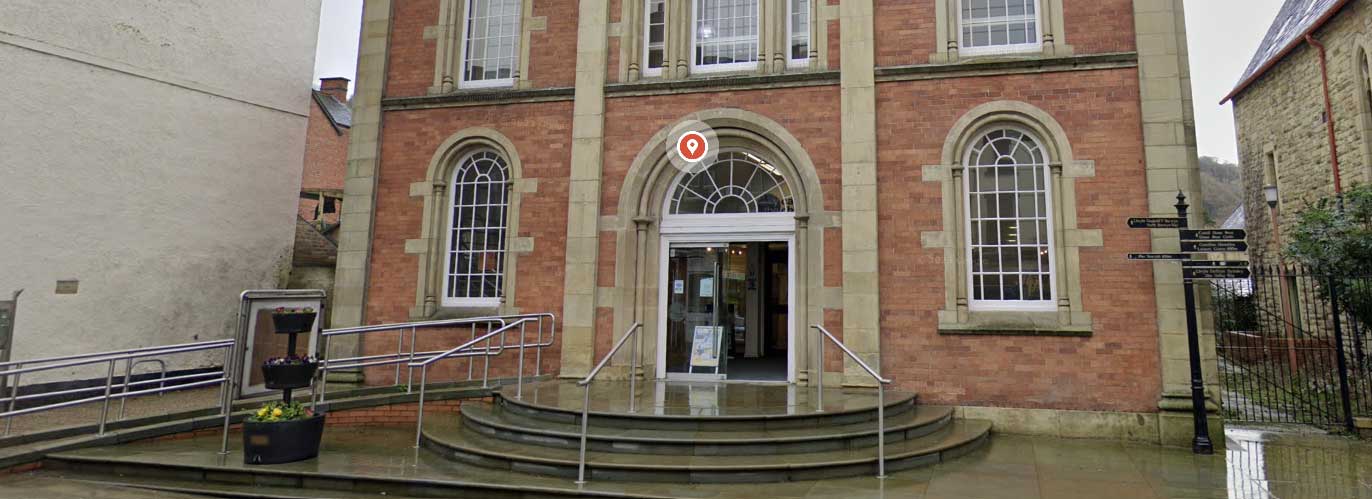 Neuadd y Dref | Town Hall